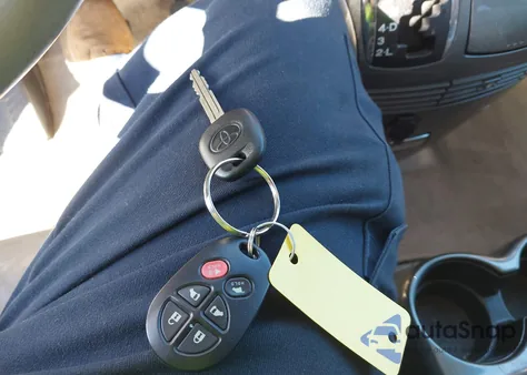 2009 Toyota Sienna Xle z USA, uszkodzony, nr VIN 5TDZK22CX9S229610